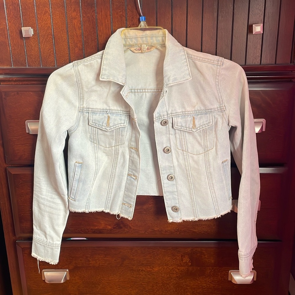 Lightwashed Cropped Denim Jacket 💙